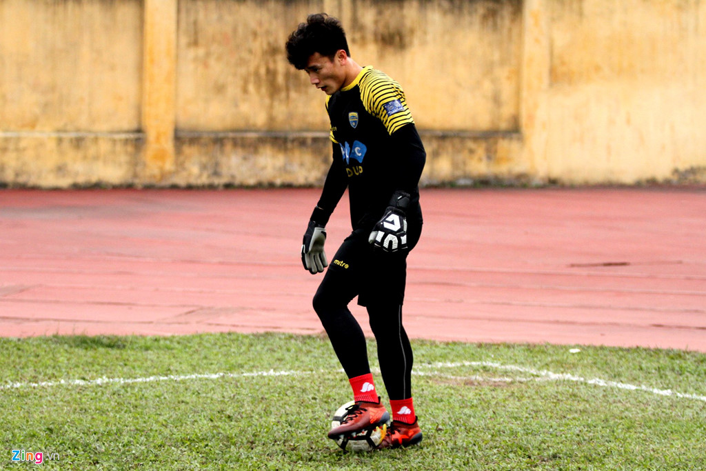 Thủ môn Bùi Tiến Dũng trở lại tập luyện chuẩn bị cho AFC Cup 2018